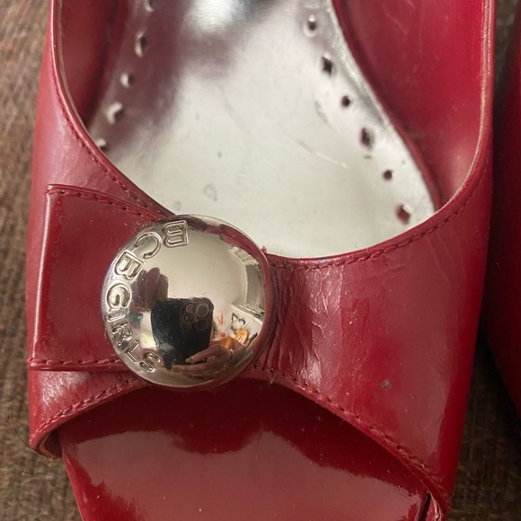 BCBGIRLS w8 1/2 Red high heels. Silver hardware on front.VINTAGE. - Picture 4 of 10
